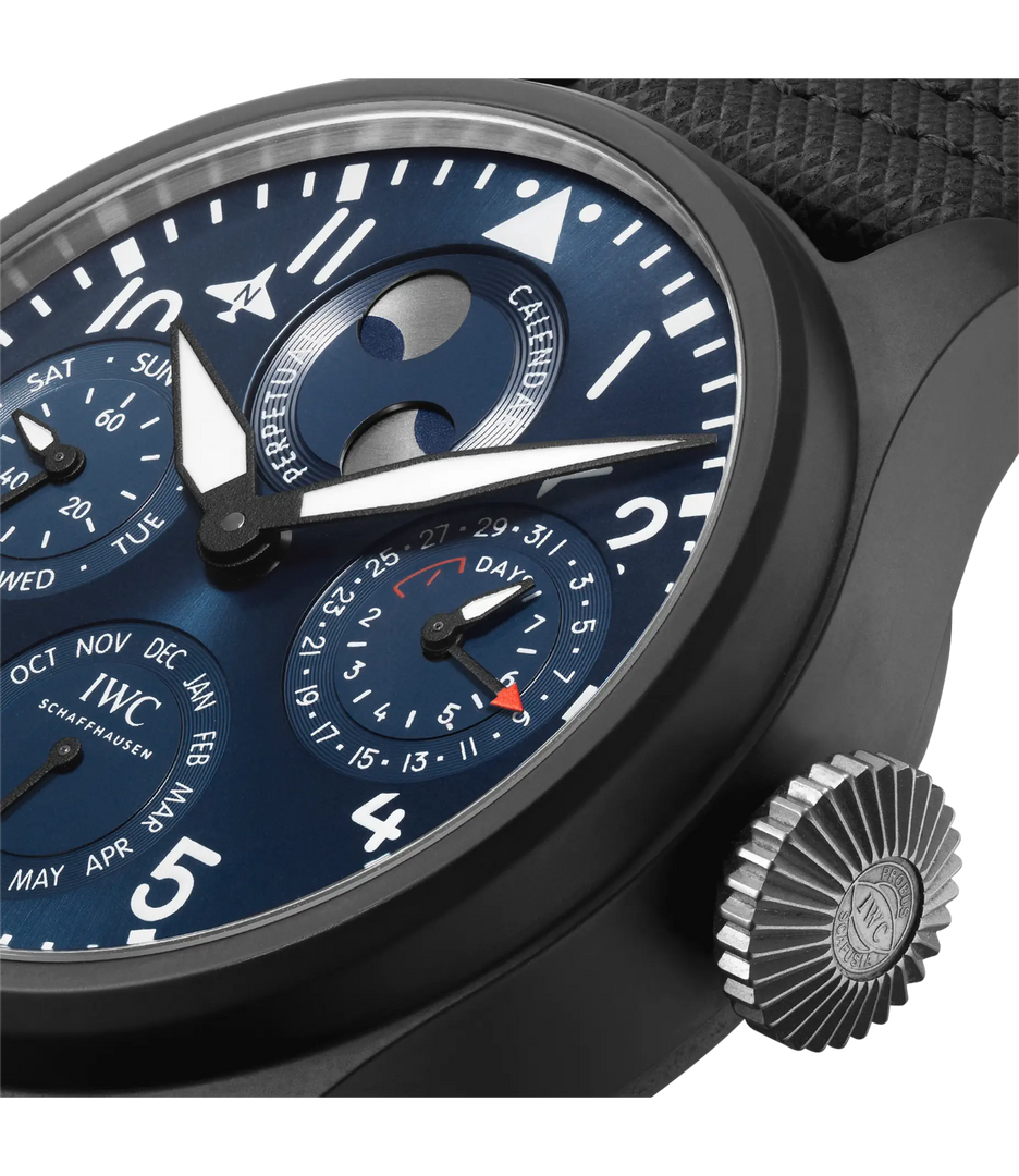 Cinturino in pelle di vitello nero con fibbia deployante in titanio.