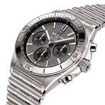 Load image into Gallery viewer, Dettaglio del quadrante chiaro con totalizzatori cronografici dell’orologio Breitling Chronomat B01 42.
