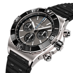 Load image into Gallery viewer, Dettaglio della lunetta unidirezionale in ceramica nera e pulsanti cronografici in ceramica lucida del Breitling Super Chronomat.
