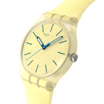 Load image into Gallery viewer, Dettaglio cinturino in plastica/resina giallo con fibbia dello Swatch Citrus Tilt SO29J102, comodo e resistente per uso quotidiano.
