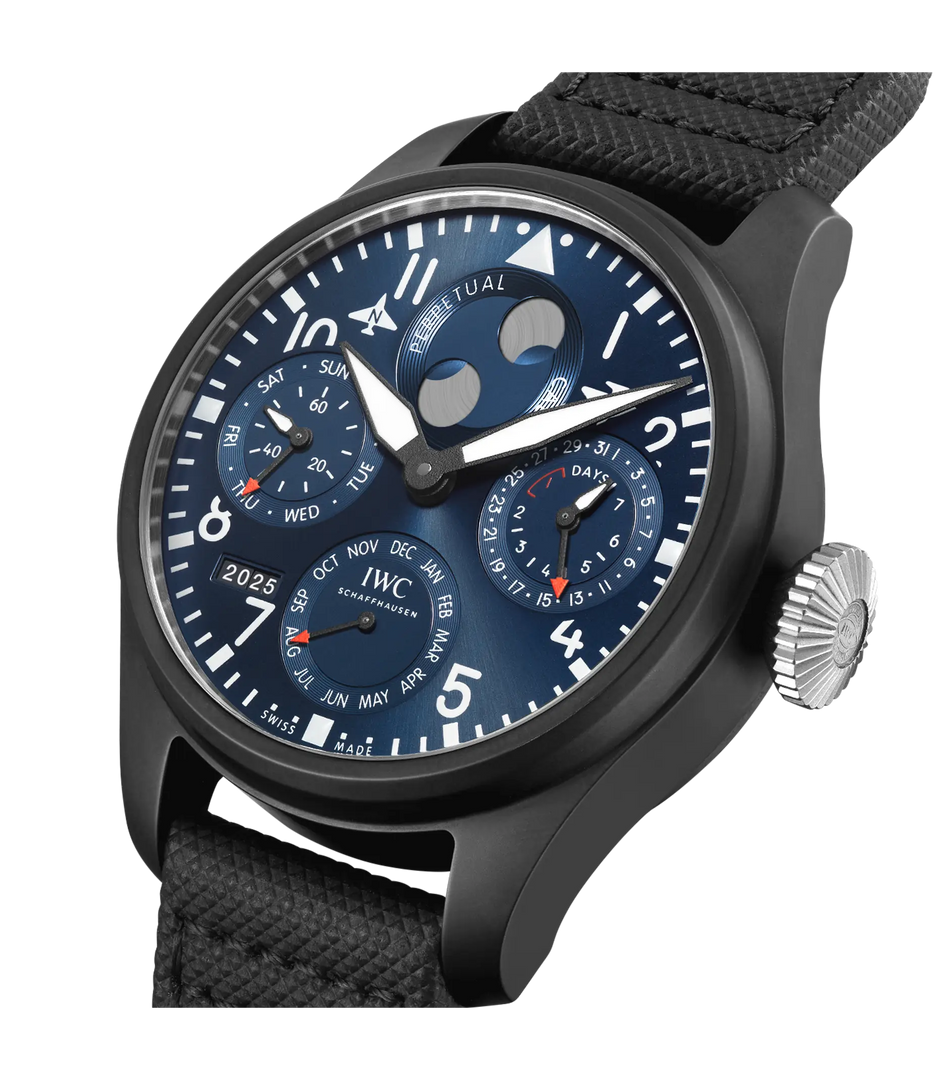 Cinturino in pelle di vitello nero con fibbia deployante in titanio.