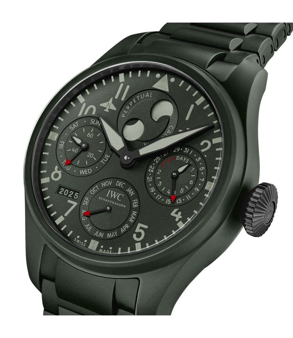 Cinturino in caucciù nero con inserto tessile e fibbia deployante in titanio.