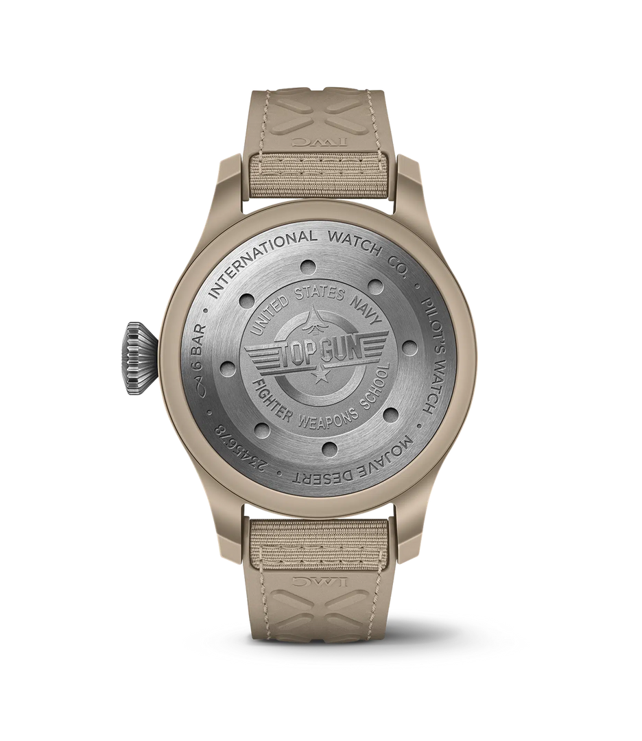 Dettaglio quadrante marrone con numeri arabi tonali e lancette luminescenti Super-LumiNova.