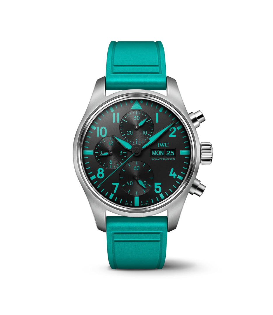 IWC Pilot’s Watch Chronograph 41 Edition «Mercedes-AMG PETRONAS» IW388108 con cassa in titanio da 41 mm e quadrante nero con accenti verdi.