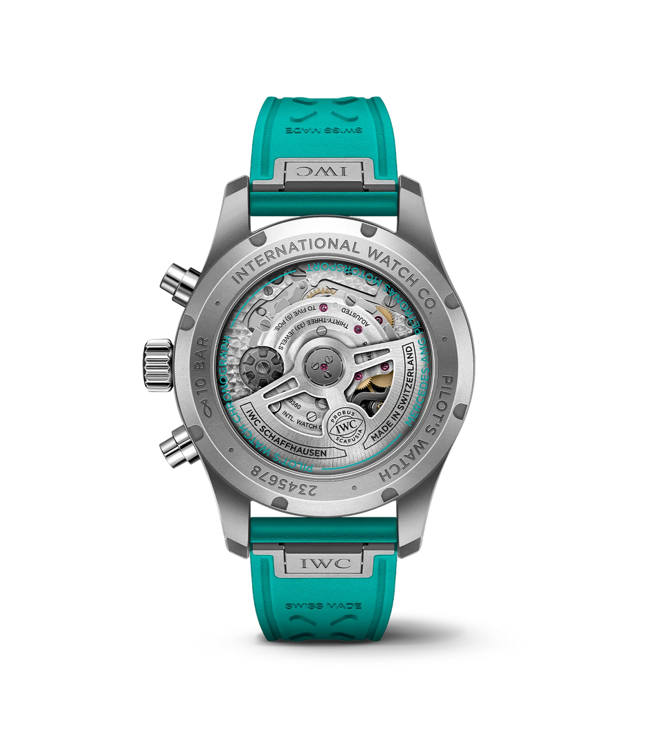 Dettaglio quadrante nero opaco con numeri arabi luminescenti e cuciture verdi sul cinturino in pelle effetto canvas.