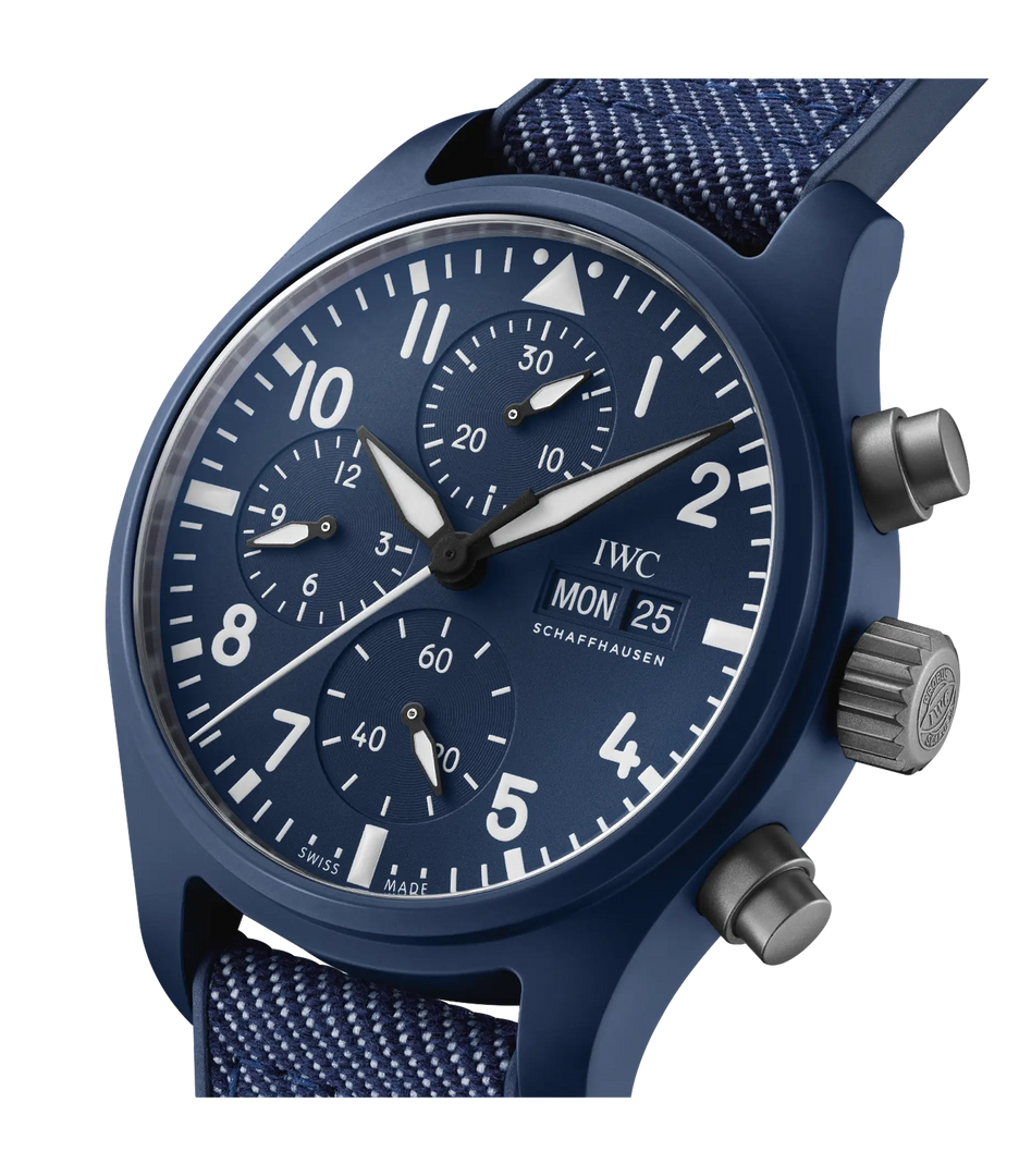 Cinturino in caucciù blu con inserto denim e fibbia ad ardiglione in acciaio e titanio.