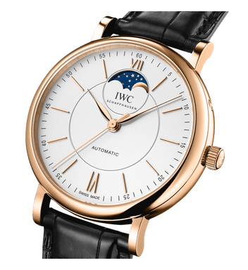 Dettaglio quadrante argenté con fasi lunari blu e lancette placcate oro.