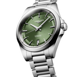 Load image into Gallery viewer, Il Longines Conquest L3.720.4.02.6 è un orologio automatico da 38 mm con cassa e bracciale in acciaio inossidabile, caratterizzato da un elegante quadrante verde sunray con indici applicati e lancette argentate luminescenti Swiss Super-LumiNova® per una leggibilità ottimale in ogni condizione di luce. Dotato di movimento automatico calibro L888, con bilanciere-spirale in silicio monocristallino, offre funzioni di ore, minuti, secondi e datario, con una riserva di carica di circa 72 ore. Il vetro z