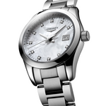 Load image into Gallery viewer, Primo piano del quadrante argenté dell’Evidenza L22864876 che mostra numeri romani eleganti, lancette blu e vetro zaffiro bombato.