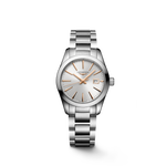 Load image into Gallery viewer, Il Longines Conquest Classic L2.286.4.72.6 è un orologio al quarzo da donna con cassa in acciaio inossidabile da 29,5 mm e quadrante argento a raggi di sole, impreziosito da indici applicati e lancette rosa che conferiscono un tocco elegante e raffinato. Dotato di movimento Swiss Made calibro L152 con funzione End of Life (E.O.L.) e batteria RENATA 364, offre funzioni di ore, minuti, secondi e datario. Il vetro zaffiro bombato antigraffio con trattamento antiriflesso multistrato sul lato interno a