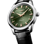 Load image into Gallery viewer, Dettaglio del quadrante verde dell’orologio Longines Conquest Heritage L16504022 che mostra lancette sottili rosa, indici a bastone in rilievo e datario integrato.