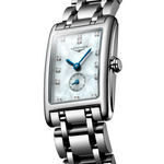 Load image into Gallery viewer, Il Longines Dolcevita L5.255.4.87.6 è un orologio al quarzo da donna dalla raffinata eleganza, caratterizzato da una cassa rettangolare in acciaio inossidabile da 20,80 x 32,00 mm con quadrante in madreperla bianca impreziosito da 13 diamanti Top Wesselton VS-SI incastonati per un totale di 0,059 carati. Le lancette azzurrate completano l’aspetto sofisticato del quadrante. Questo modello monta un movimento Swiss Made calibro L178 con funzione End of Life (E.O.L.) e una batteria RENATA 379. Imperme