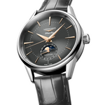 Load image into Gallery viewer, Il Longines Flagship Heritage Moonphase L4.815.4.52.2 è un elegante orologio automatico da uomo con cassa in acciaio inossidabile da 38,5 mm e quadrante sunray anthracite arricchito da indici applicati e lancette rosa luminescenti Swiss Super-LumiNova®. Movimento meccanico automatico calibro L899, con frequenza di 25.200 alternanze orarie, dotato di bilanciere-spirale in silicio monocristallino e riserva di carica di circa 72 ore. Offre funzioni di ore, minuti, secondi, data indicata da una piccol