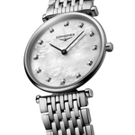 Load image into Gallery viewer, Il Longines La Grande Classique L4.512.4.87.6 è un orologio al quarzo da donna elegante e sottile con cassa in acciaio inossidabile da 29 mm e quadrante in madreperla bianca impreziosito da 12 diamanti Top Wesselton VS-SI, per un totale di 0,081 carati. Le lancette nere conferiscono un contrasto raffinato e garantiscono ottima leggibilità. Il movimento Swiss Made calibro L420 alimenta le funzioni di ore e minuti. Il vetro zaffiro antigraffio e il bracciale in acciaio con chiusura déployante a tripla sicurez