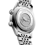 Load image into Gallery viewer, Il Longines Legend Diver L3.764.4.96.6 è un orologio automatico da 39 mm con cassa e bracciale in acciaio inossidabile, caratterizzato da un elegante quadrante terracotta con numeri arabi e indici dipinti, e lancette argentate luminescenti Swiss Super-LumiNova®. Equipaggiato con il calibro automatico L888 con bilanciere-spirale in silicio monocristallino, offre una riserva di carica di circa 72 ore. La lunetta interna girevole da sub e la corona a vite garantiscono un’impermeabilità fino a 300 metri. Il vet