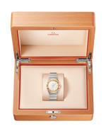 Load image into Gallery viewer, Bracciale integrato bicolore in acciaio e oro giallo con maglie orizzontali lucide e satinato, chiusura deployante dell’Omega Constellation Quartz