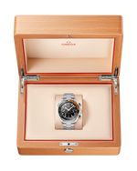 Load image into Gallery viewer, Fondello in vetro zaffiro con incisioni e cinturino in acciaio inox lucido e satinato dell’Omega Seamaster Planet Ocean 600M