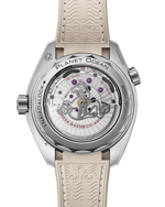 Load image into Gallery viewer, Cinturino integrato in gomma beige con motivo strutturato e cuciture bianche e fondello NAIAD LOCK con incisione cavalluccio marino in vetro zaffiro