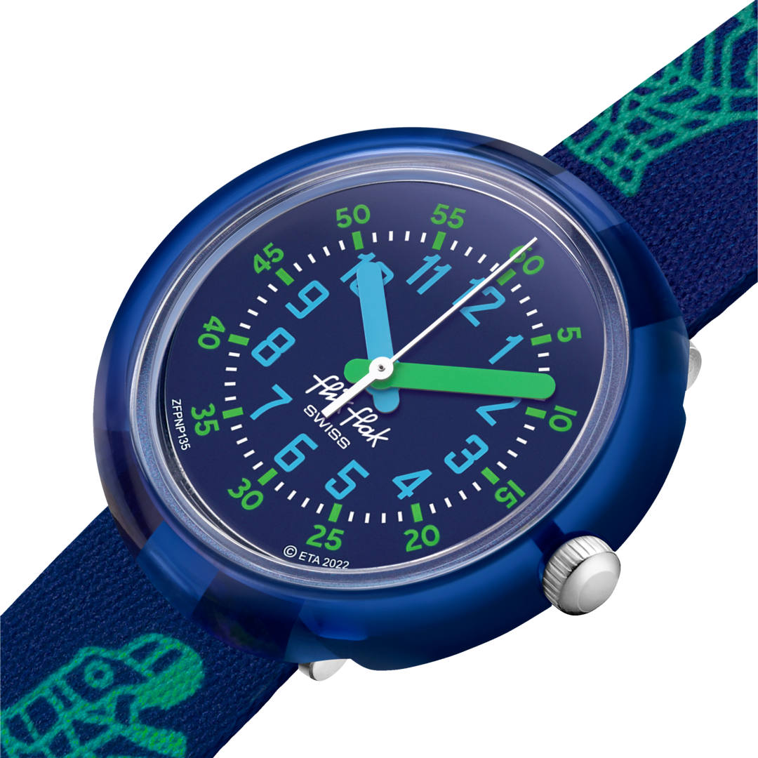 Dettaglio del cinturino tessile fantasia blu con disegni tecnologici e dinosauri.