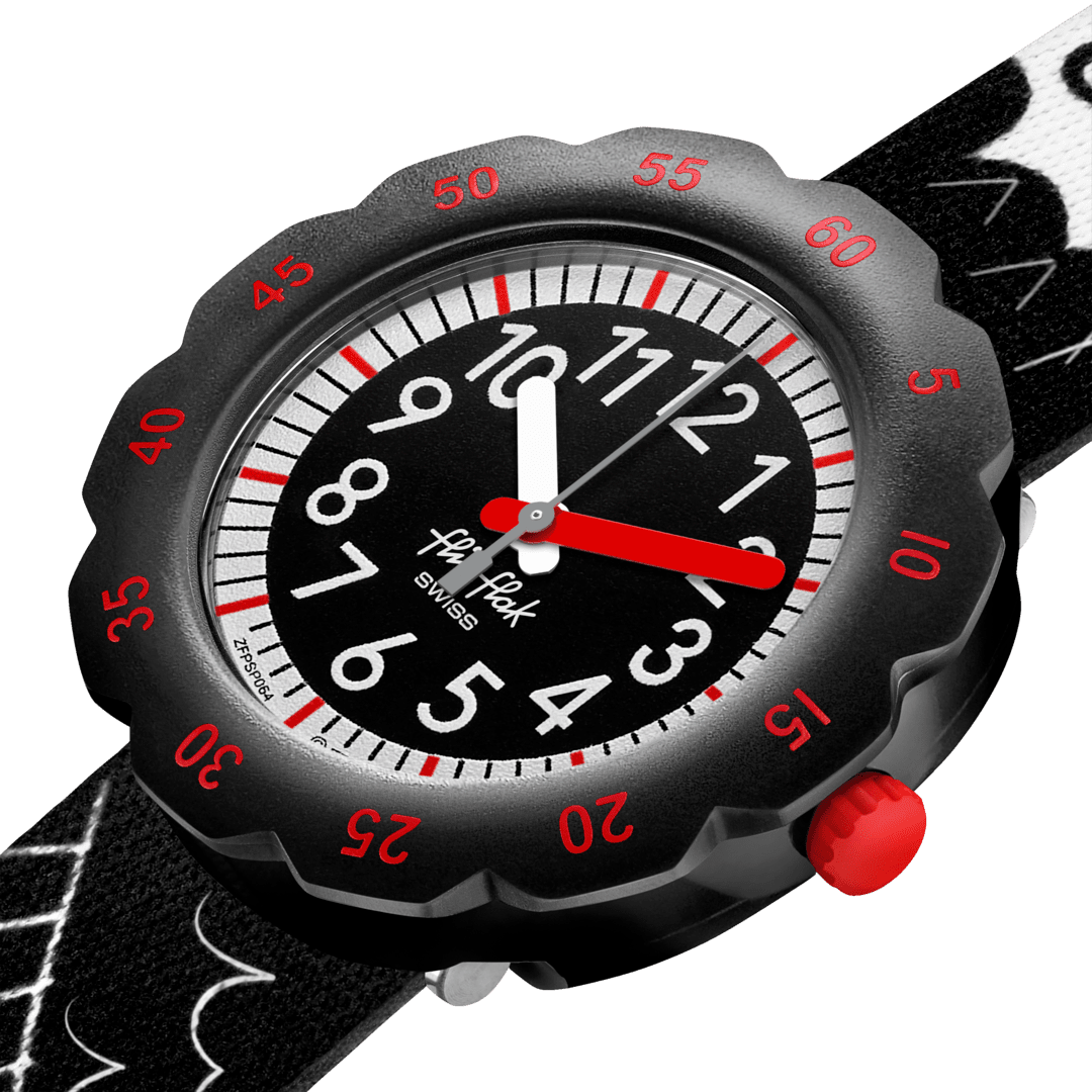 Dettaglio del cinturino nero in tessuto con chiusura ad ardiglione