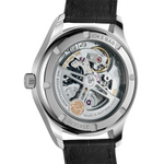 Load image into Gallery viewer, Cinturino nero in pelle di alligatore con chiusura a farfalla, abbinato al design elegante dell’orologio.