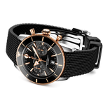 Load image into Gallery viewer, Cinturino nero in caucciù con chiusura pieghevole in acciaio inossidabile del Breitling Superocean Heritage B01 Chronograph 42 UB0156H11B1S1.