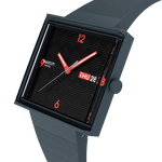 Load image into Gallery viewer, Dettaglio cinturino in plastica di origine biologica grigia con fibbia classica dell’orologio Swatch Squared Off SO34M701.