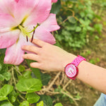 Load image into Gallery viewer, Flik Flak Fizz in hibiscus FCNP005 - cinturino silicone rosa - cassa rosa - quadrante rosa con fiore di ibisco