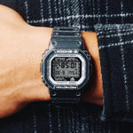 Load image into Gallery viewer, Casio G-shock Serie 5600 DW-5600RGM-1ER - cinturino e cassa neri con dettagli bianchi - quadrante digitale nero - polso
