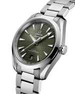 Load image into Gallery viewer, Fondello con bordo ondulato in acciaio inox e vetro zaffiro trasparente che mostra il movimento automatico Co-Axial Master Chronometer calibro 8800