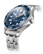Load image into Gallery viewer, Lunetta unidirezionale in ceramica blu con scala graduata in smalto bianco dell’Omega Seamaster Diver 300M 42 mm.