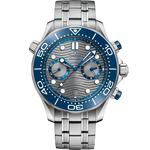 Load image into Gallery viewer, Quadrante grigio opaco in ceramica con motivo a onde inciso al laser e indici luminescenti dell’Omega Seamaster Diver 300M Chronograph 44 mm modello 210.30.44.51.06.001 con cinturino in gomma tecnica antracite.