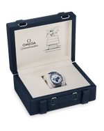 Load image into Gallery viewer, Cinturino in nylon blu con fibbia ad ardiglione in acciaio e incisione della traiettoria della missione Apollo 13 sul lato interno