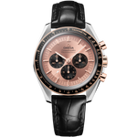 Load image into Gallery viewer, Quadrante giallo oro con lancette e indici luminescenti in Moonshine™ Gold, contatori cronografo e datario a ore 6 dell’Omega Speedmaster Moonwatch Professional 42 mm