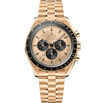 Load image into Gallery viewer, Quadrante giallo oro con lancette e indici luminescenti in Moonshine™ Gold, contatori cronografo e datario a ore 6 dell’Omega Speedmaster Moonwatch Professional 42 mm