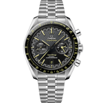 Load image into Gallery viewer, Quadrante nero a nido d’ape con indici applicati e dettagli in Super-LumiNova gialla, lancetta cronografica centrale e piccoli secondi a strisce giallo-neri dell’Omega Speedmaster Super Racing 44,25 mm.