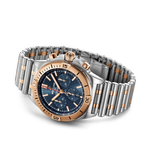 Load image into Gallery viewer, Vista laterale della cassa da 42 mm con vetro zaffiro bombato antiriflesso dell’orologio Breitling Chronomat B01 42.