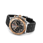 Load image into Gallery viewer, Vista laterale della cassa da 42 mm con vetro zaffiro bombato e corona a vite dell’orologio Breitling Chronomat B01 42.