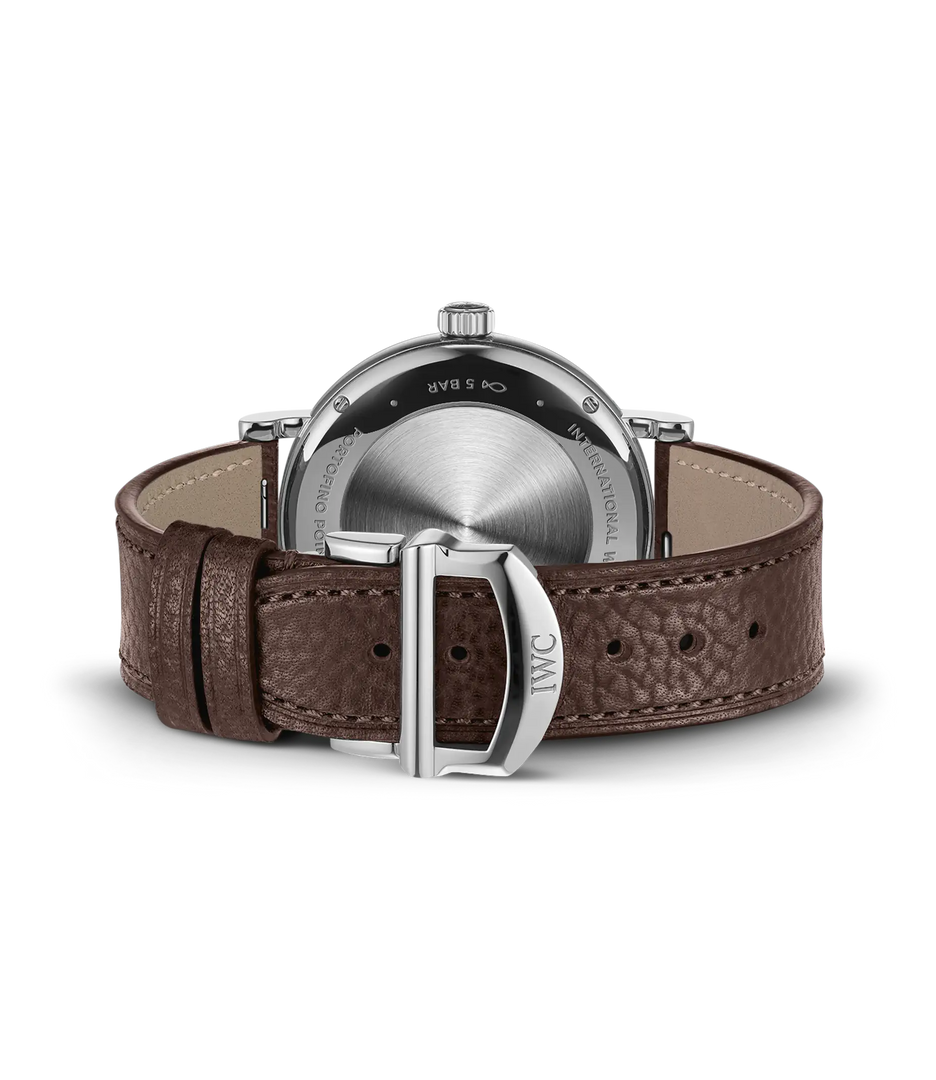 Cinturino in pelle di vitello marrone con fibbia ad ardiglione.