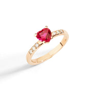 Anello Cuore DoDo in oro rosa 9K con rubino sintetico a cuore e diamanti bianchi, design romantico e prezioso.