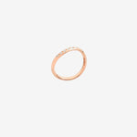 Load image into Gallery viewer, Anello Essentials DoDo in oro rosa 9K con 9 diamanti bianchi, design wave e intreccio di catene.
