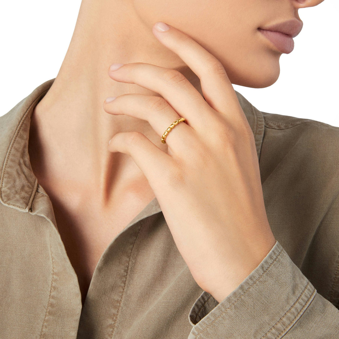 Anello Granelli DoDo in oro giallo 18K, design ispirato alla sabbia luminosa.