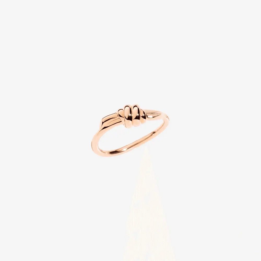 Anello Nodo DoDo in oro rosa 9K, simbolo di unione e inclusività, design elegante e unisex.