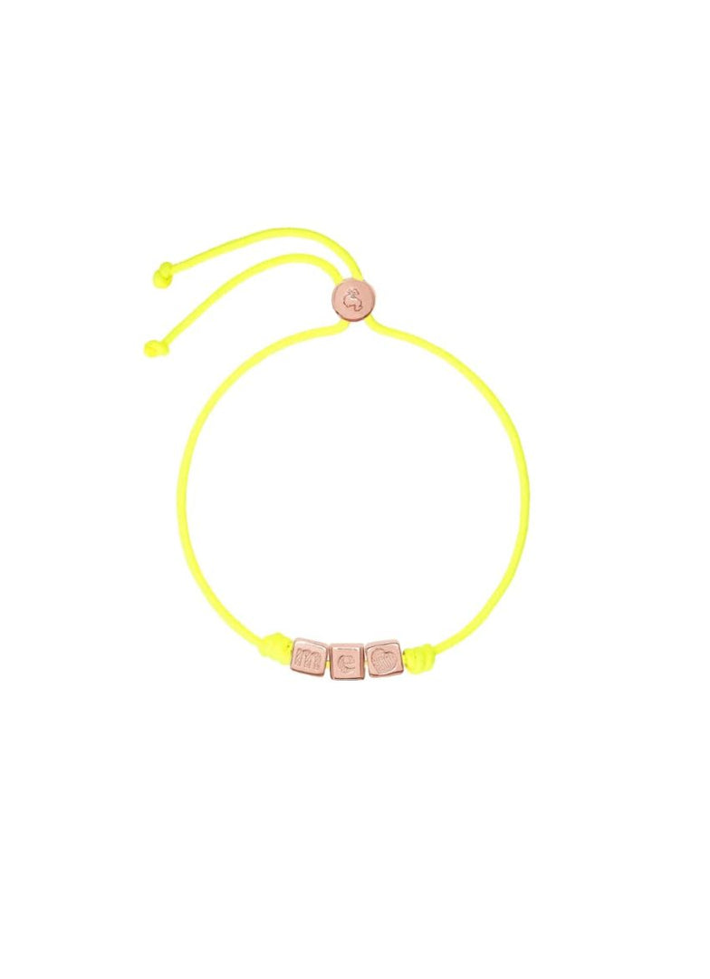 Bracciale Me DoDo con cordino giallo fluo e scritta "ME" in argento dorato oro rosa 18K, simbolo di self-love e stile moderno.