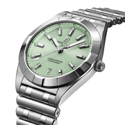 Dettaglio quadrante verde menta con lancette e indici luminescenti.