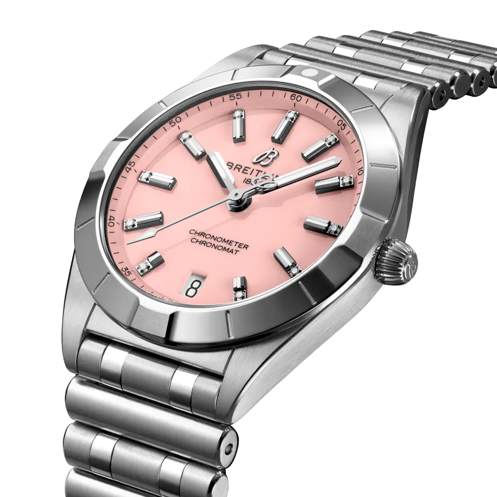 Dettaglio quadrante rosa con lancette e indici luminescenti.