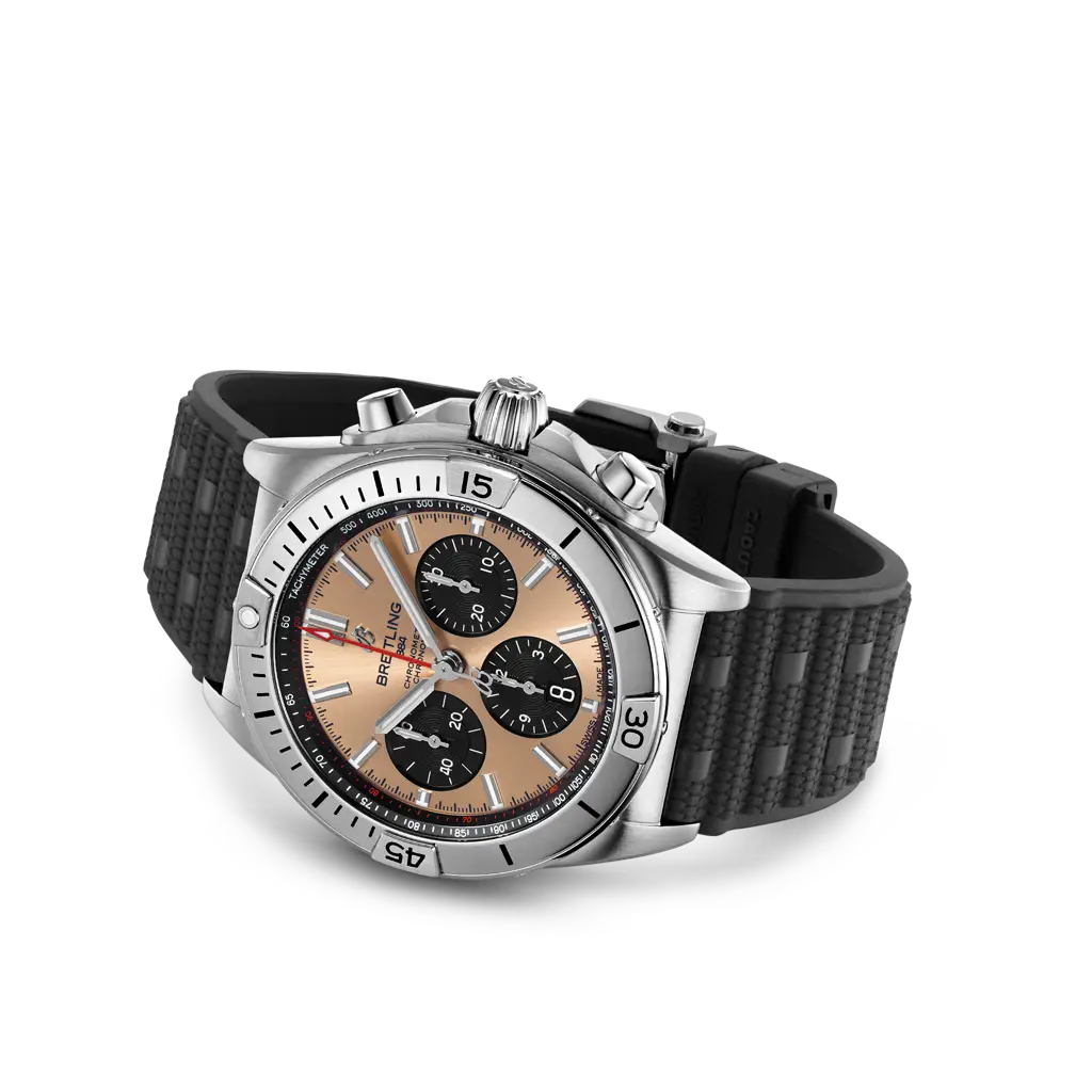 Dettaglio del cinturino in caucciù nero con fibbia pieghevole in acciaio dell’orologio Breitling Chronomat B01 42.
