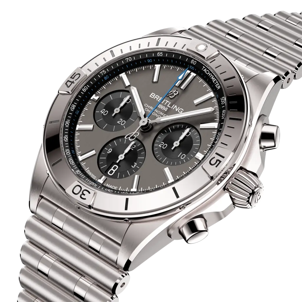 Dettaglio del quadrante chiaro con totalizzatori cronografici dell’orologio Breitling Chronomat B01 42.