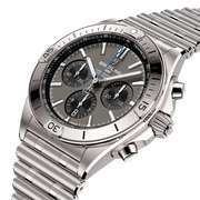 Dettaglio del quadrante chiaro con totalizzatori cronografici dell’orologio Breitling Chronomat B01 42.