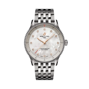 Vista frontale del Breitling Navitimer 32 A77320E61A2A1 su bracciale in acciaio con quadrante madreperla bianco e indici in diamanti.